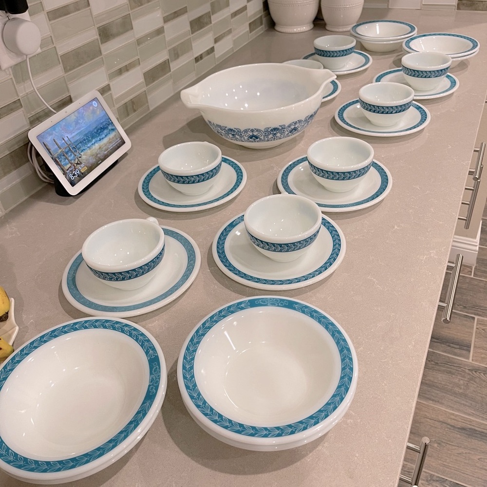 Vintage Pyrex dinnerware